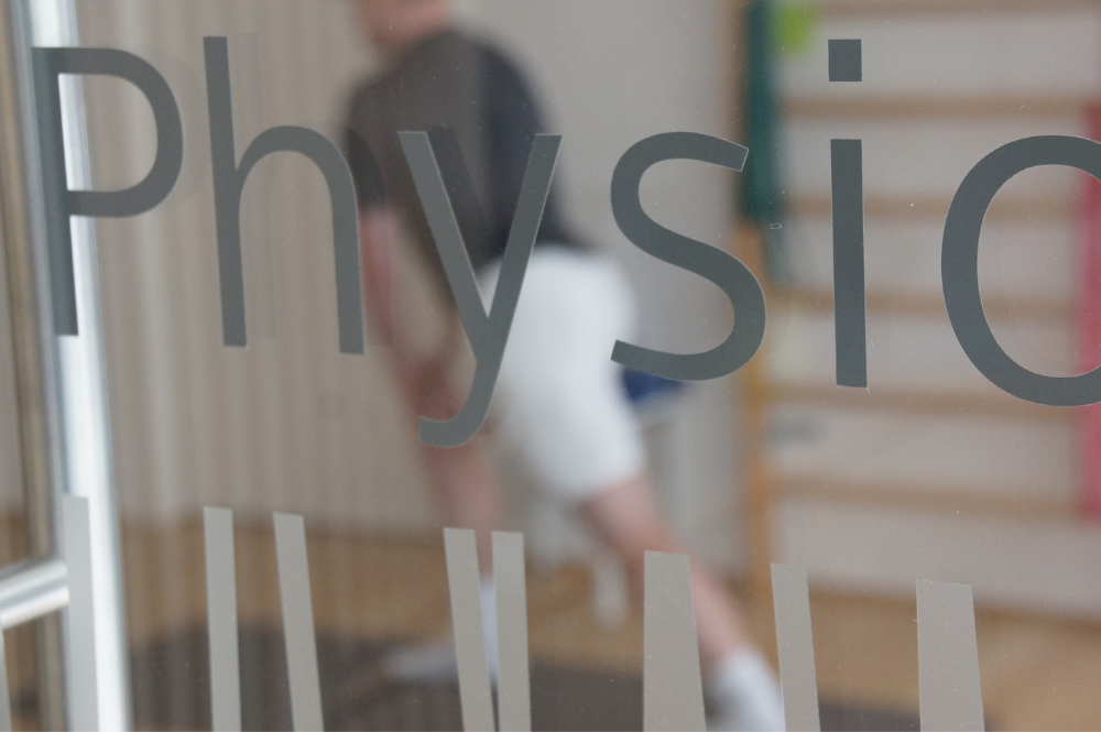 Eingangstür der Physiotherapie-Praxis