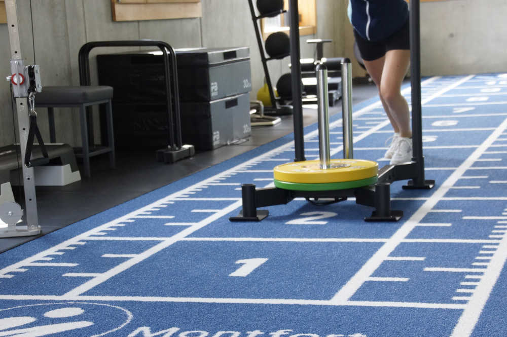 Sportler beim Training auf dem Kunstrasen